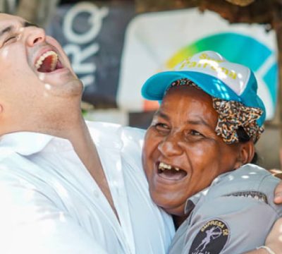 Foto de Jorge Tovar con una de las víctimas del conflicto armado. Recuperada de su página web: http://www.jorgerodrigotovar.com